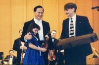 Ален Карбонар дарит скрипку Маше Рябовой --- Нажмите, чтобы увеличить.