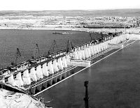 Строительство плотины Волжской ГЭС --- Нажмите, чтобы увеличить.
